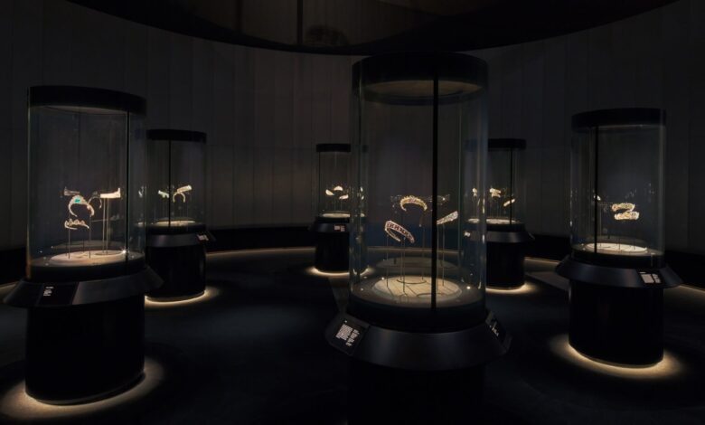 V&A Museum London จัดแสดงผลงานชิ้นเอกของคาร์เทียร์ในนิทรรศการสถานที่สำคัญ